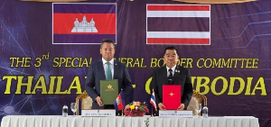 Cambodia's Defence Minister Tea Seiha (L) and Thailand's Defence Minister Natthaphon Narkphanit (R)