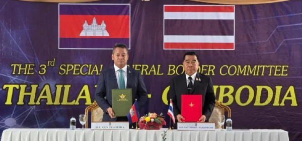Cambodia's Defence Minister Tea Seiha (L) and Thailand's Defence Minister Natthaphon Narkphanit (R)