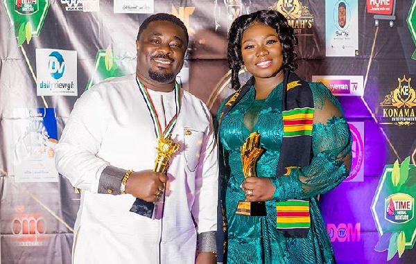 Quophi Okyeame with his wife Stacy Amoateng after receiving their awards