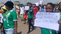 Students wey dey protest