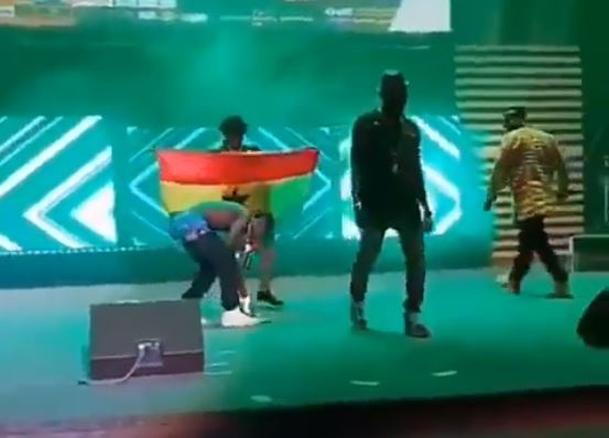 Patapaa paused his performance to pick monies sprayed on him