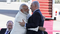 Prime Minister Benjamin Netanyahu (R) welcomes his Indian counterpart, Narendra Modi, near Tel Aviv