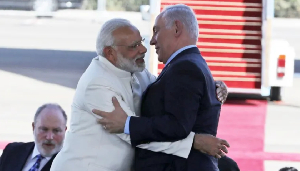 Prime Minister Benjamin Netanyahu (R) welcomes his Indian counterpart, Narendra Modi, near Tel Aviv