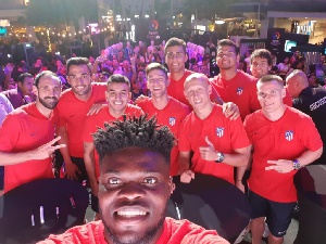 Thomas Partey leads Atletico players to take an imposing selfie in Singapore with fans at the back