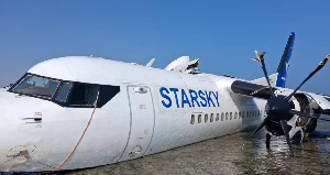 Pilot praised after landing faulty Somali passenger plane on seashore