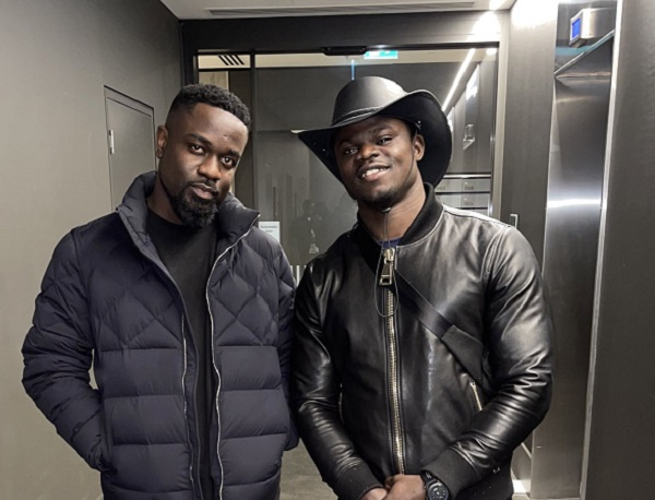 UK-based Ghanaian boxer Seth Gyimah (R) and Ghanaian musician, Sarkodie (L)