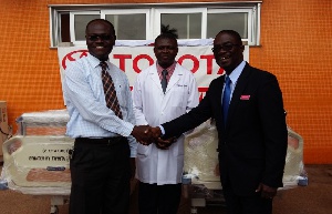 Peter Asante (right) presenting the beds to KATH officials