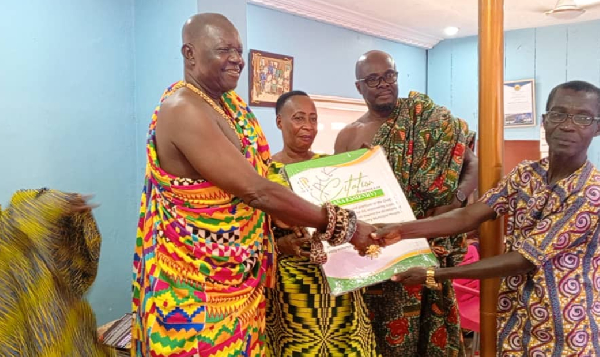 Nana Kweku Esieni V, the Regent of Agona Swedru presenting a citation to an awardee