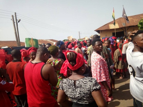 The angry residents are demanding a copy of the MOU between the VRA and the chiefs