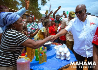 Mahama shaking the hand of a supporter at the durbar