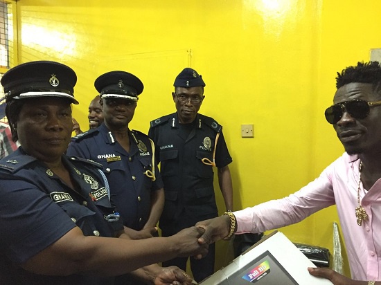 Shatta Wale presenting the items to the Police Hospital