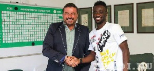 Ghanaian defender, Akwasi Frimpong (R) has joined Hungarian side, Ferencvarosi