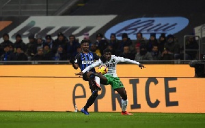 Alfred Duncan in a tussle with Kwadwo Asamoah