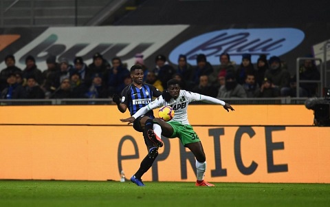 Alfred Duncan in a tussle with Kwadwo Asamoah