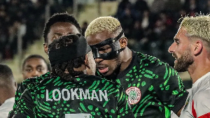 Osimhen (in mask) got angry with Lookman during the game