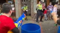 Pipo wey shoot police wit water guns
