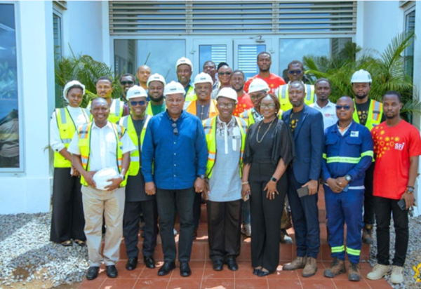 A group picture of President Mahama and the Solar For Industries group (SFI)