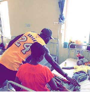 Sulley Muniru visits patients and donates to hospital in Ghana