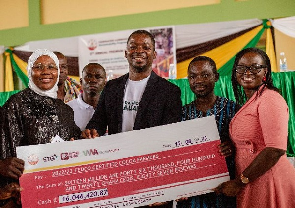Rainforest Alliance hands over the cheque to cocoa farmers
