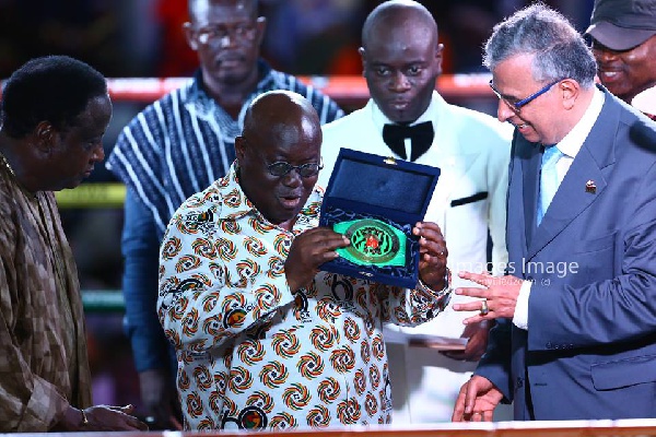 Nana Akufo Addo shows his special boxing award to the spectators
