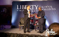 John Dramani Mahama receiving Global Leadership Award