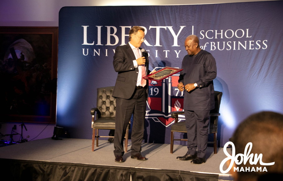 John Dramani Mahama receiving Global Leadership Award