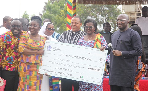 Vice President Dr. Mahamudu Bawumia awarding best teachers award