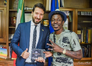 Shatta Wale with the Deputy Ambassador of the Embassy of Italy in Ghana