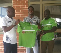 Francis Arthur (middle) signs for Elmina Sharks
