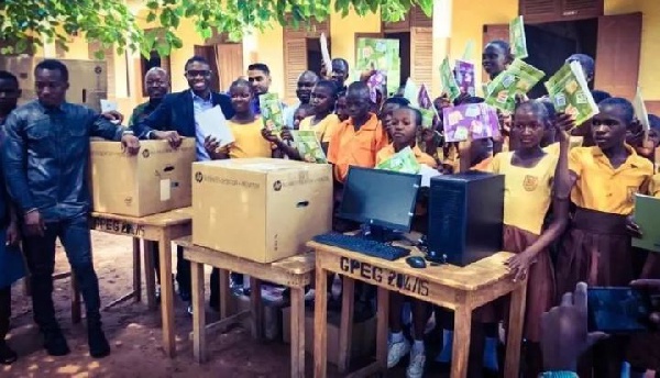 The pupils and their teachers happy with the donation