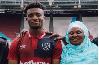 Mohammed Kudus with his mother