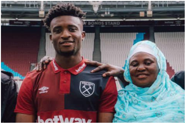 Mohammed Kudus with his mother