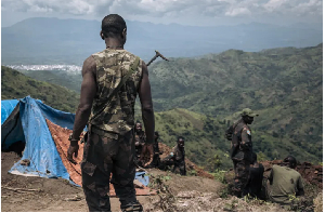 Soldiers from the Armed Forces of the Democratic Republic of the Congo dig trenches