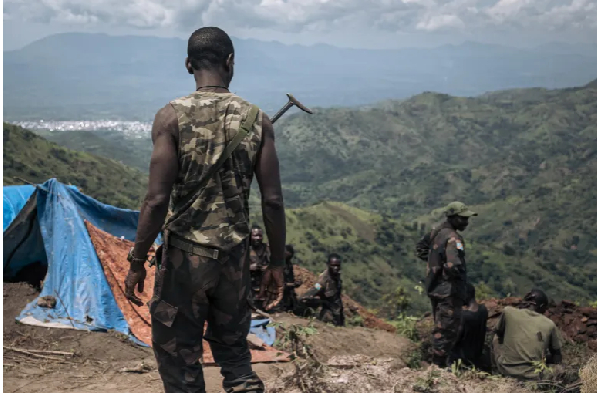 Soldiers from the Armed Forces of the Democratic Republic of the Congo dig trenches