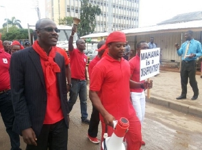 Divine Nkrumah (middle) demostrating against Mahama in 2014