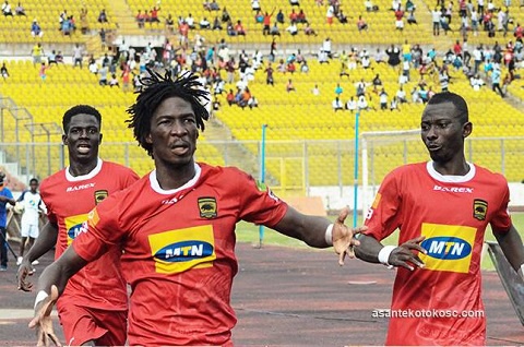 Kumasi Asante Kotoko's Yacouba Songne with some teammates
