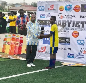 Mathew Kudjo receiving the Overall best player award of Baby Jet's tournament