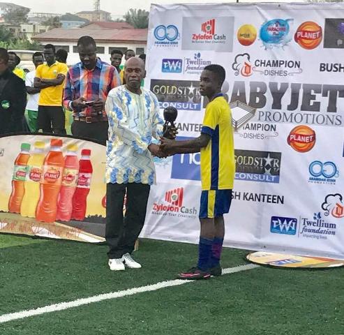 Mathew Kudjo receiving the Overall best player award of Baby Jet's tournament