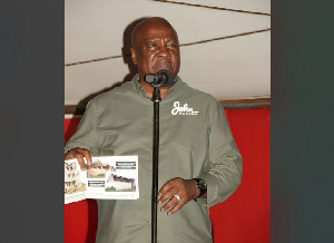 Former President John Dramani Mahama endorsing the book