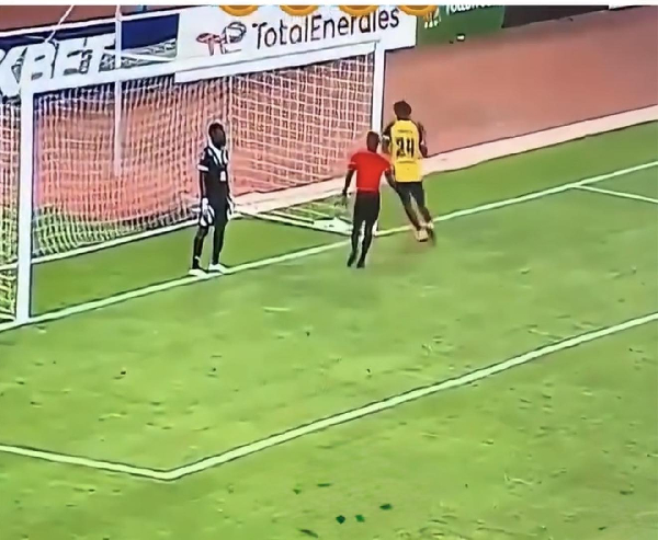 Petro Luanda player misses penalty after kicking away goalkeeper's towel