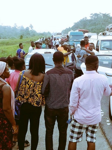 People rushed to the accident scene to support Sarkodie and his team