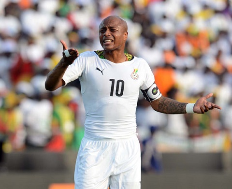 Andre Ayew being consoled by Asamoah Gyan and Fatau Dauda