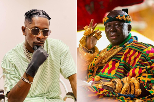 Shatta Wale (L) heap praises on Otumfuo Osei Tutu II (R)
