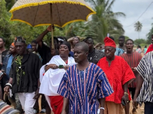 Obaatanpa Ama Eduwa I on her way to perform her rituals