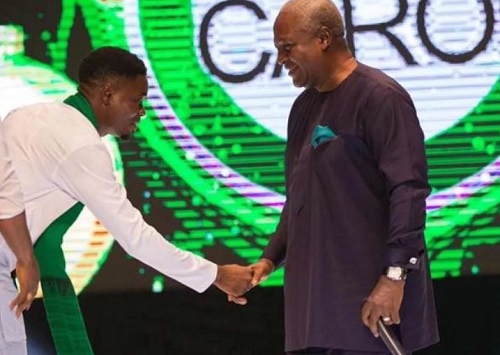 Onaapo singer, David 'Dee' Aja, met former President John Mahama at the Ovation Carols Night