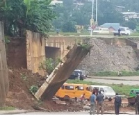 The 10-meter long concrete retaining road wall fell loose on Tuesday evening after a nine-hour rain