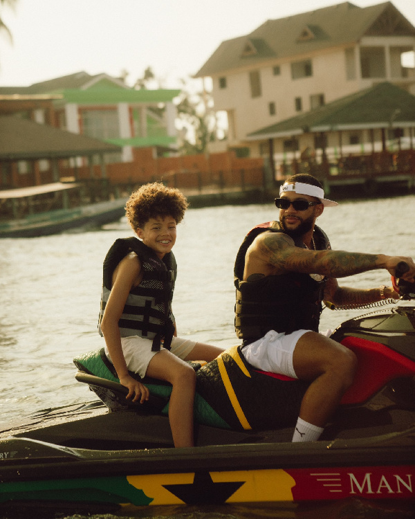 Memphis Depay and the young boy cruising