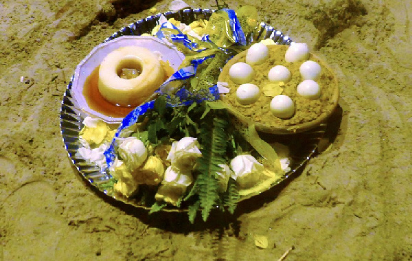 Worshippers pay homage to the sea goddess Yemanjá by leaving offerings on the beach sands. Photo: Wi