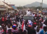 Akufo-Addo mobbed by crowd at Hohoe