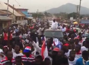 Akufo-Addo mobbed by crowd at Hohoe